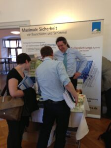 Michael Förster, Leiter der Anwendugnstechnik pro clima beim Internationaler Holz[Bau]Physik-Kongress am pro clima Stand