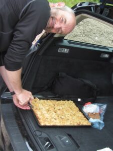 Cilli: "Nach der Wanderung gab´s den besten Streusel a la Supporterin Marianne". Auf dem Foto: Clemens Wittland
