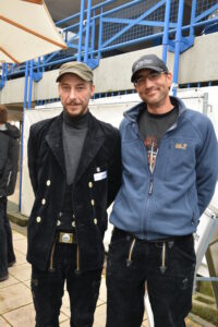 Zimmerergeselle Marko Glumac und Rainer Müller von der Zimmerei Holzbau Thomas in Oftersheim sind beim Start der Dach-Praxis-Tour dabei gewesen.