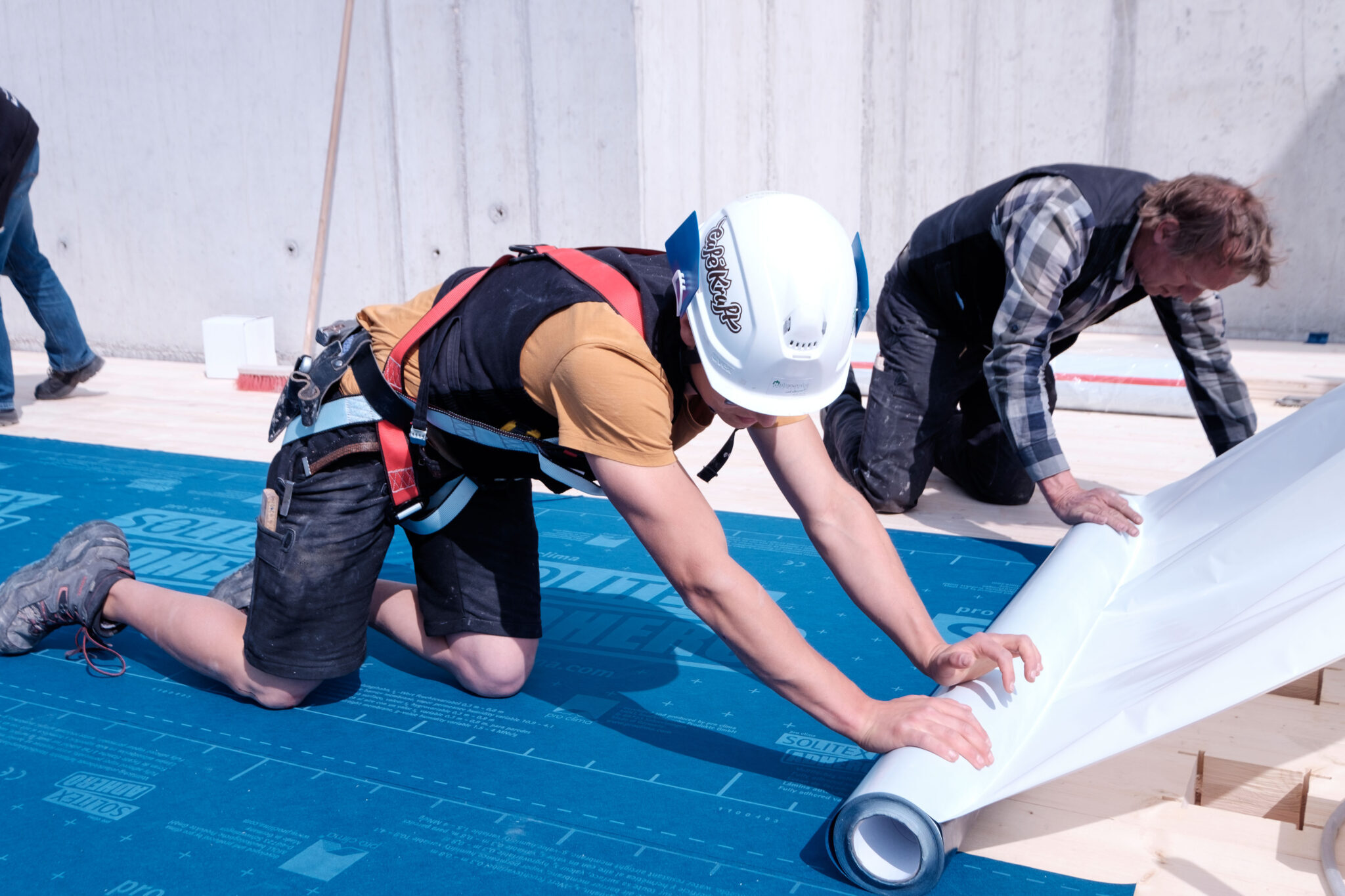 Bauzeitenschutz mit selbstklebenden, diffusionsoffenen und