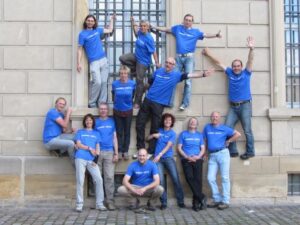 Die Mannem Alpinis mit ihrem T-Shirt für den Oxfam Trailwalker 2012.