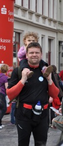 Berthold Theus mit seiner Tochter beim Start der 7-See-Wanderung 2012