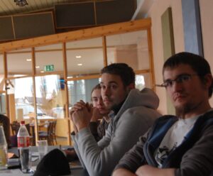 Mathias Hommes (rechts) beim ABC des Hausbaus. Neben ihm sitzen seine Kollegen Marco Domnick und Jan Struck.