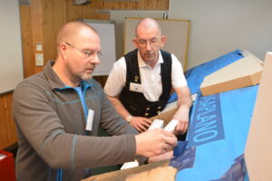 pro clima Praxisschulungsleiter Thomas Gärtner mit Zimmerer Ulrich Kühnel beim Praxisworkshop „Dachsanierung von außen“