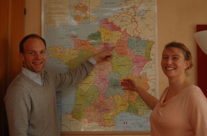 Die Ingenieure Leonhard Morche (links) und Lorraine Guitton beraten auf dem pro clima Stand 