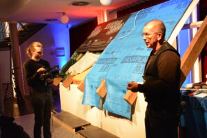 Die Praxisteile werden live gefilmt und auf eine Leinwand übertragen. Damit können Details in Großaufnahme gesehen werden. Auf dem Foto: Thomas Gärtner (links), der typische Sanierungsfehler erklärt.