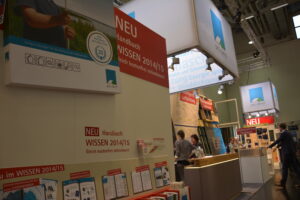 Das WISSEN 2014/15 zum Mitnehmen auf der Dach+Holz in Halle 7.