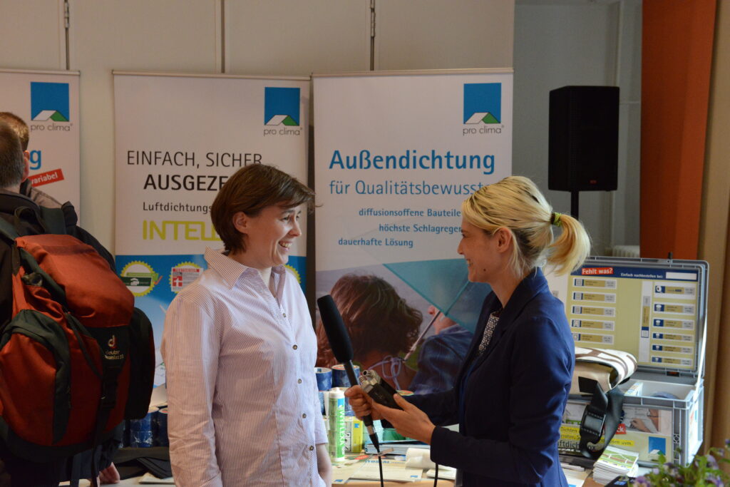 Bauingenieurin Stefanie Rolfsmeier (links) mit Heide Gentner vom pro clima Bauradio