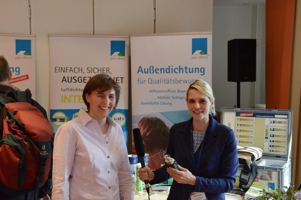 Bauingenieurin Stefanie Rolfsmeier (links) mit Heide Gentner vom pro clima Bauradio.