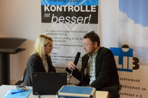 Oliver Solcher (rechts), Geschäftsführer FLiB beim bauradio Interview mit Heide Gentner. 