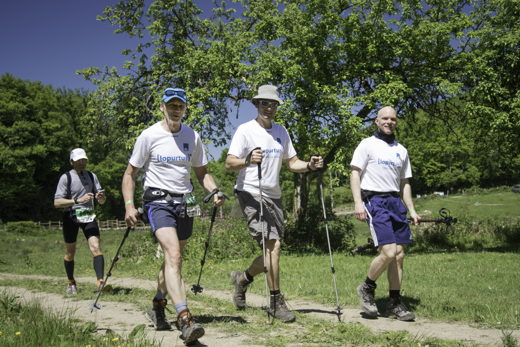 Ich (in der Mitte) beim 100-Kilomter-Lauf mit meinen Kollegen.
