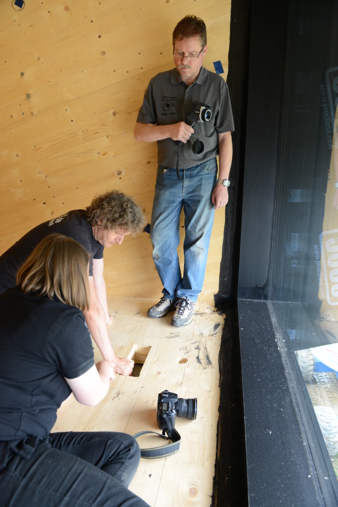 Das pro clima Außendienstteam Süd-West Holger Merkel (Mitte) von der bionic3 GmbH und Thomas Stumpp übernahmen die Leckagesuche und BlowerDoor-Messung. Das Ergebnis: Ein n50-Wert von 0,31 und eine Luftundichtheit, die nachgebessert werden musste.