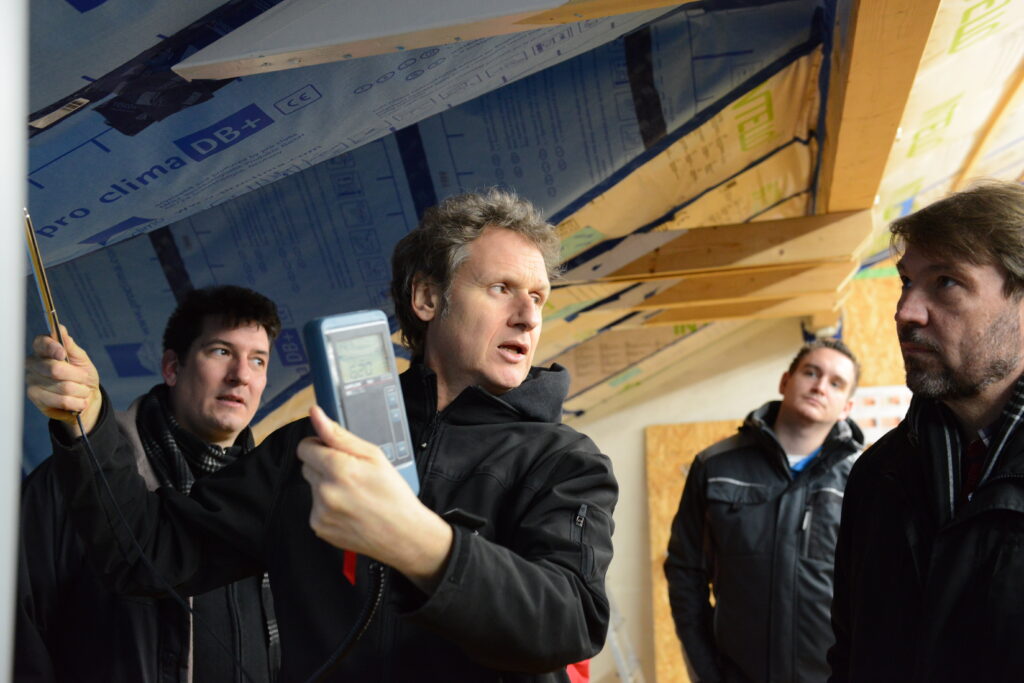 Leckagesuche im pro clima Schulungshaus in Schwetzingen. BlowerDoor-Messdienstleister stellen nicht nur die Luftwechselrate eines Gebäudes fest, sondern suchen auch die Stellen, aus denen die Luftundichtheiten sind, damit gefährliche Leckagen  ausgebessert werden können.