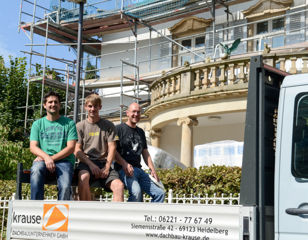 Jochen Götz, Gebietsvertreter Süd-West (von links), Dachdeckergeselle Tobias Peukert von Krause Dachbau Unternehmen und Jens Lüder Herms, pro clima Forschung und Entwicklung.