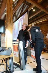 Alle Praxisteile des Seminarkonzepts Dach-Praxis werden live mitgefilmt und auf eine Leinwand übertragen. So können alle Teilnehmer die schwierigen Schnittstellen vergrößert sehen. 