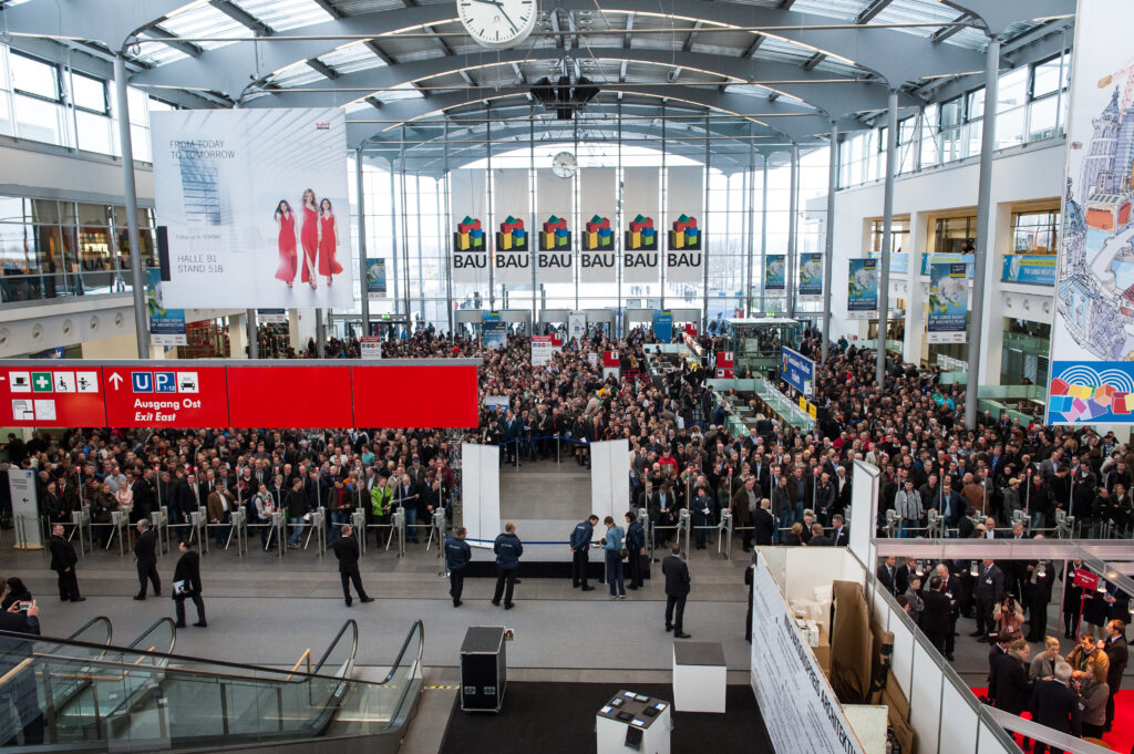 Die Baumesse BAU in München. / BAU 2015: Treffpunkt für Innovation, Qualität, Wohngesundheit und Dichtung der Gebäudehülle in Halle B6, Stand 200 / Weiterer Text über OTS und www.presseportal.de/pm/103616 / Die Verwendung dieses Bildes ist für redaktionelle Zwecke honorarfrei. Veröffentlichung bitte unter Quellenangabe: "obs/MOLL bauökologische Produkte GmbH/MOLL pro clima/Milan Szypura"